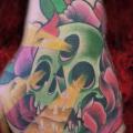 New School Blumen Totenkopf Hand tattoo von Hellyeah Tattoos