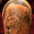 Schulter Realistische Löwen tattoo von Hellyeah Tattoos