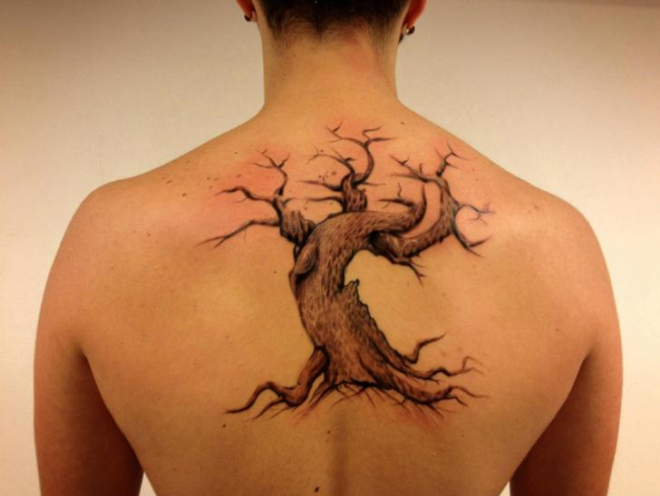 Tatuaje Realista Espalda Árbol por Resul Odabaş