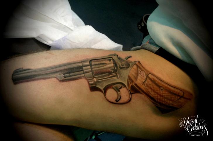 Tatuaje Realista Pierna Pistola por Resul Odabaş