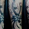 tatouage Bras Étoile par Crossover
