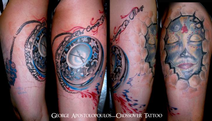 Uhr Totenkopf Oberschenkel Tattoo von Crossover