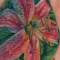 Realistische Blumen Nacken tattoo von Cecil Porter