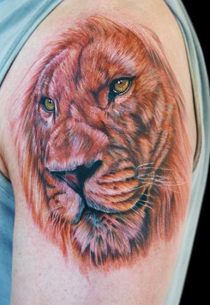 Tatuaje Hombro Realista León por Cecil Porter