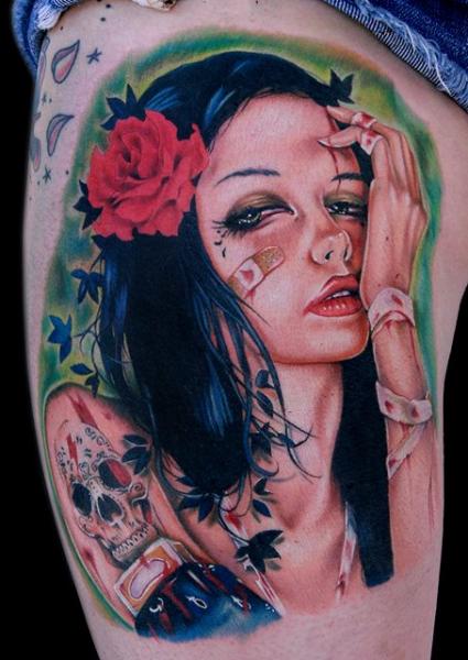 Porträt Frauen Oberschenkel Tattoo von Cecil Porter