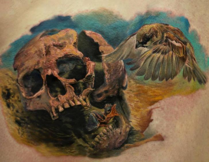 Realistische Totenkopf Vogel Tattoo von Bloodlines Gallery