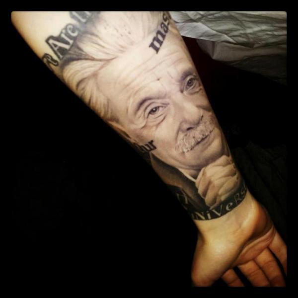 Tatuaggio Braccio Realistici Einstein di Crazy Needle