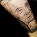 Arm Realistische Einstein tattoo von Crazy Needle