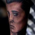 tatuaje Brazo Realista Elvis por Crazy Needle