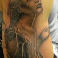 tatuaje Hombro Realista Mujer por Crazy Needle