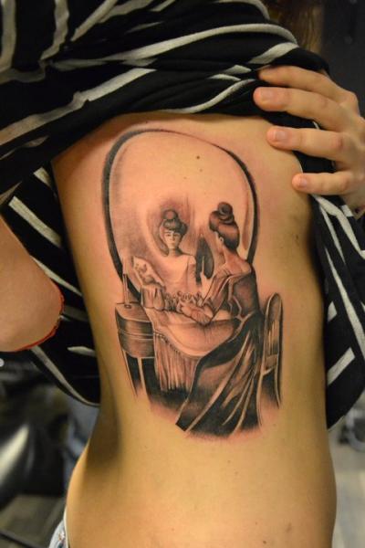 Tatuaje Lado Cráneo Espejo por Crazy Needle