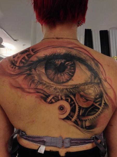 Getriebe Realistische Rücken Auge Tattoo von Putka Tattoos