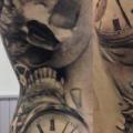 tatuaje Engranaje Reloj Lado Cráneo Mujer Espalda por Putka Tattoos