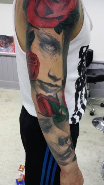 Blumen Frauen Sleeve Tattoo von Putka Tattoos