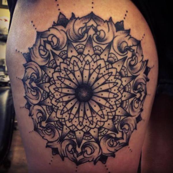 Tatuaje Geométrico Muslo por Sarah B Bolen