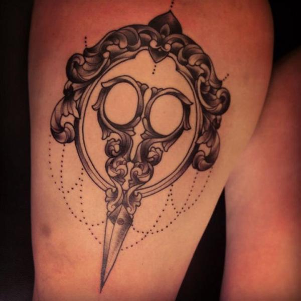 Tatuaje Tijeras Muslo por Sarah B Bolen