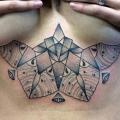 Dotwork Brust tattoo von Earth Gasper Tattoo