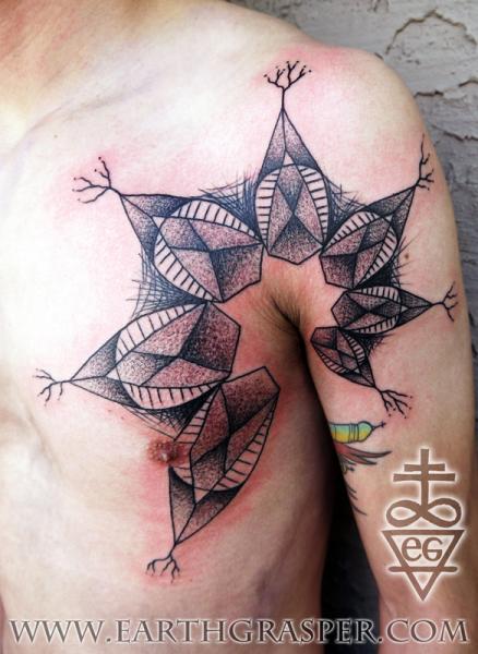 Tatuaggio Spalla Petto Dotwork di Earth Gasper Tattoo