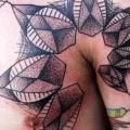 Schulter Brust Dotwork tattoo von Earth Gasper Tattoo