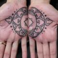 Hand Geometrisch tattoo von Earth Gasper Tattoo