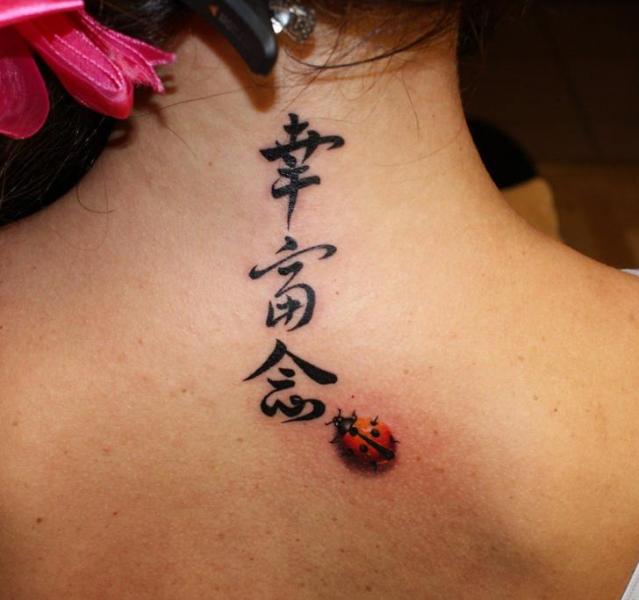 Tatuaggio Scritte Collo Coccinella di Eddy Tattoo