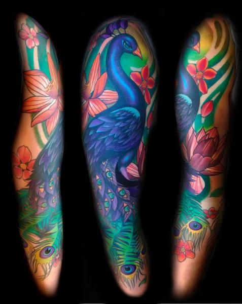 Tatuaż Ręka Pióra Paw przez Transcend Tattoo