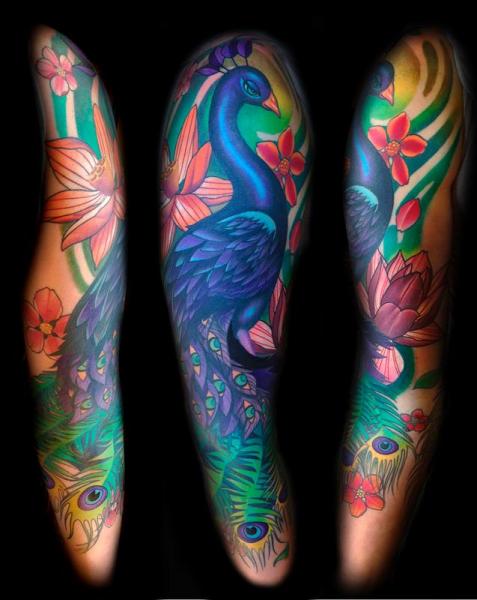 Tatuaje Brazo Pluma Pavo Real por Transcend Tattoo