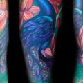 รอยสัก แขน ขนนก นกยูง โดย Transcend Tattoo