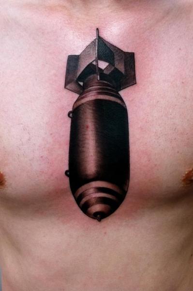 Tatuaje Realista Pecho Bomba por Transcend Tattoo