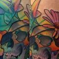 Blumen Totenkopf Oberschenkel tattoo von Transcend Tattoo
