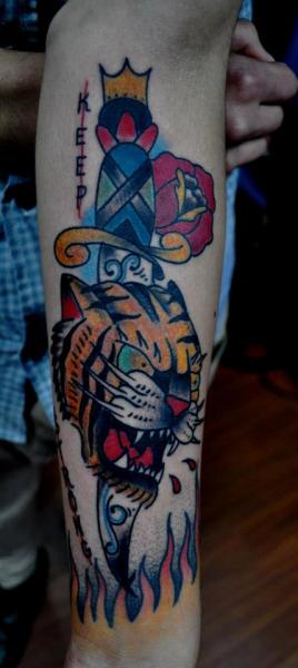 Tatuaje Brazo Old School Tigre Daga por Hand Made Tattoo