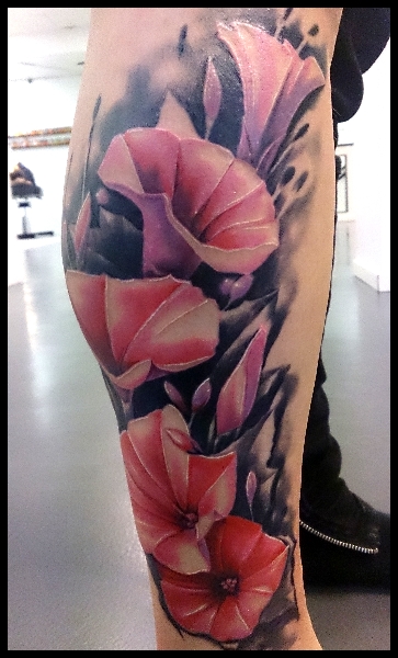 Realistische Bein Blumen Tattoo von No Remors Tattoo