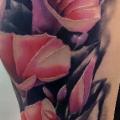 Realistische Bein Blumen tattoo von No Remors Tattoo