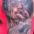 tatuaje Hombro Retrato Realista Guitarra por No Remors Tattoo