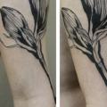 tatuaje Brazo Flor por Julia Rehme