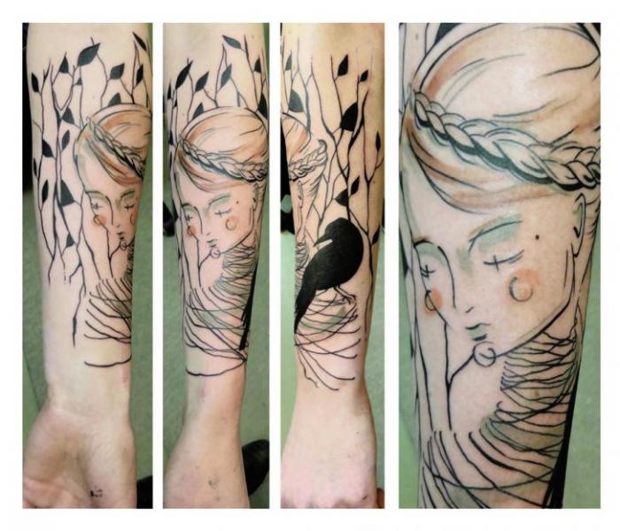 Arm Frauen Krähen Linien Tattoo von Julia Rehme