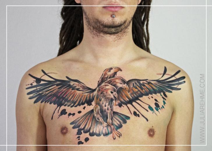 Tatuaje Pecho Cuervo por Julia Rehme