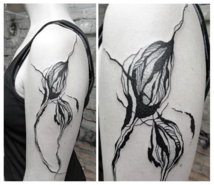 Tatuaje Hombro Flor Abstracto por Julia Rehme