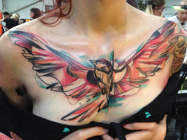 Tatuagem Peito Pássaro por Voller Konstrat