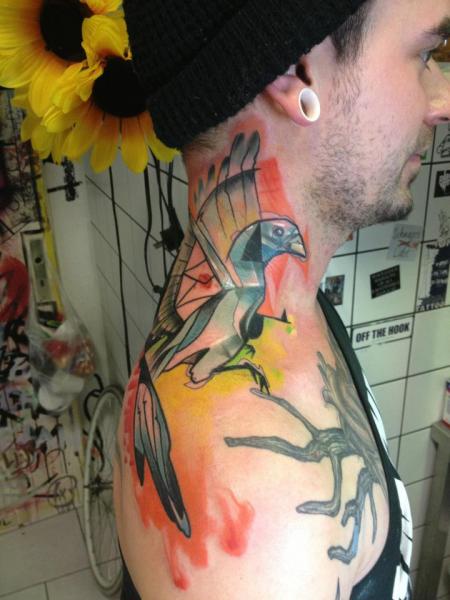 Tatuaje Espalda Cuello Pájaro Abstracto por Voller Konstrat