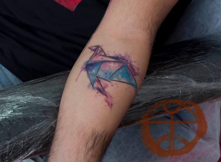 Tatuaje Brazo Pájaro Abstracto por Galata Tattoo