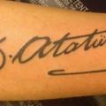 tatuaje Brazo Letras por Galata Tattoo
