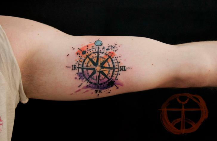 Tatuaje Brazo Rosa De Los Vientos por Galata Tattoo