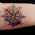 tatuaje Brazo Rosa de los Vientos por Galata Tattoo