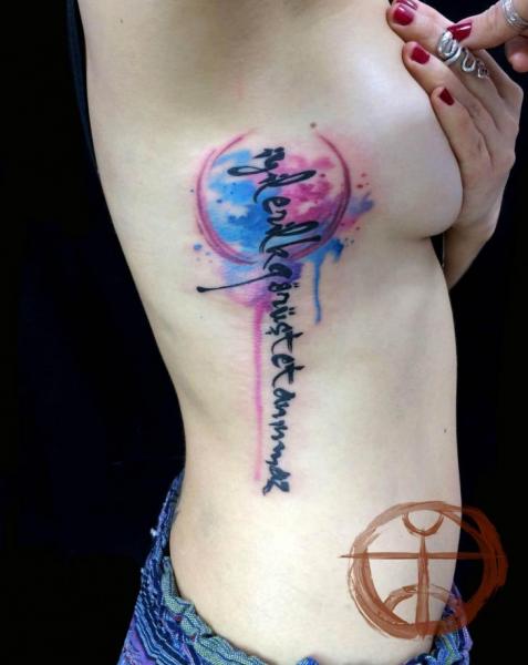 Tatuaje Lado Letras Abstracto por Galata Tattoo