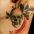 tatuaje Flor Lado Cráneo por Galata Tattoo