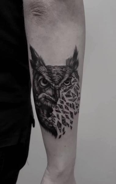 Tatouage Bras Hibou par 9th Circle