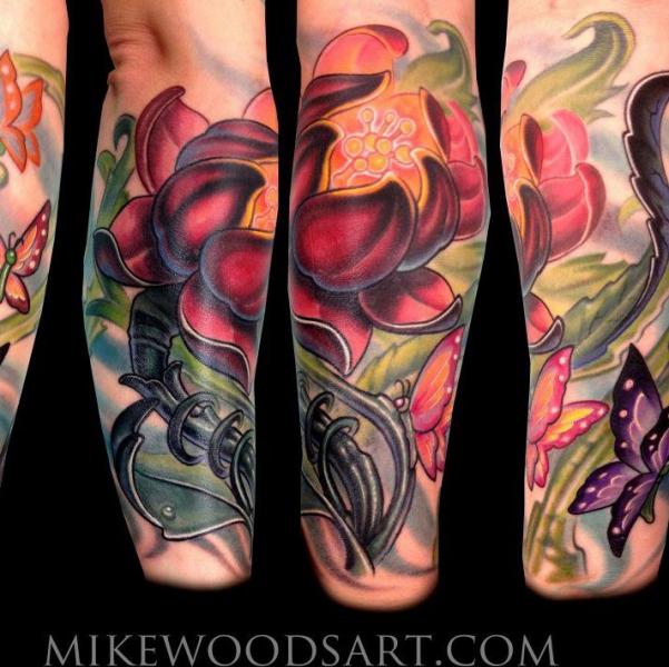 Tatuaje Brazo Fantasy Flor por Mike Woods