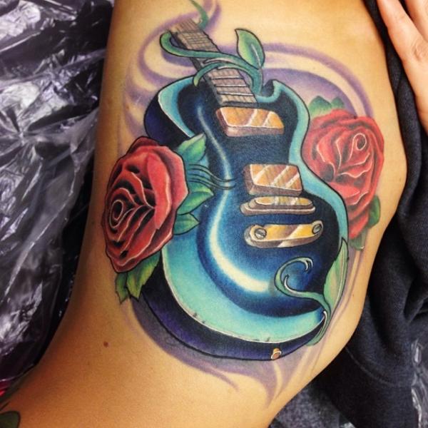 Tatuaje Brazo Flor Guitarra por Mike Woods