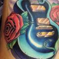 tatuaje Brazo Flor Guitarra por Mike Woods